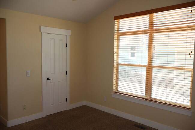Building Photo - Stunning Modern Five Bedroom Home in Loveland