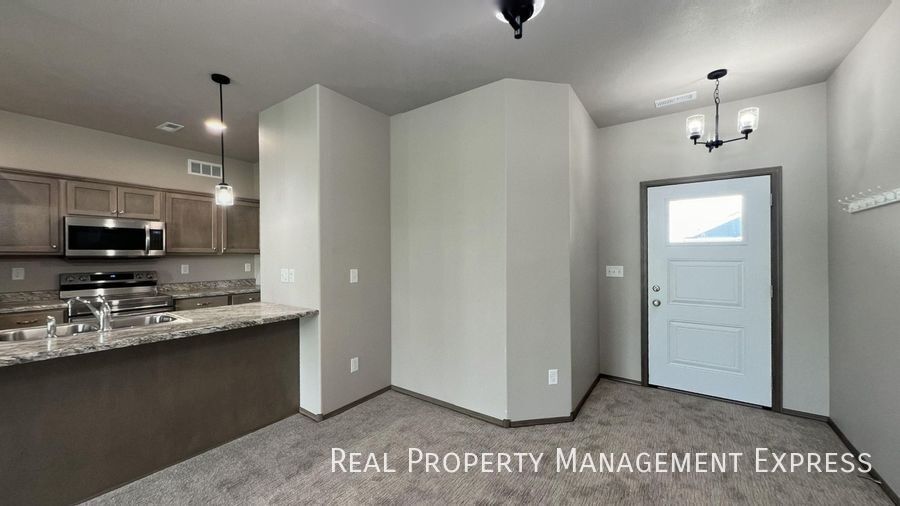 Building Photo - 3 Bed 2.5 Bath Townhome