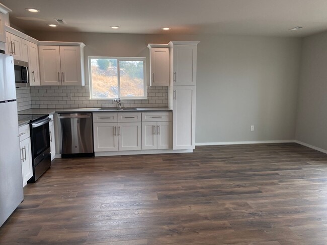 Building Photo - 51 Phoebe Ln