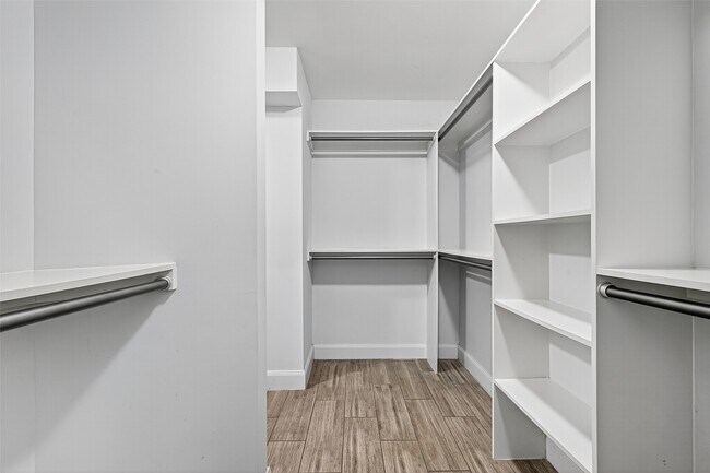 Building Photo - 818 Silvergate Dr