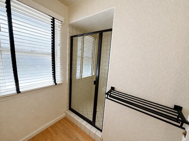 Building Photo - 8036 Glenbar Way