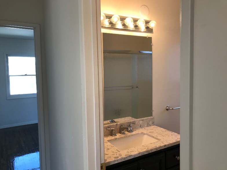 Building Photo - 13744 Burbank Blvd