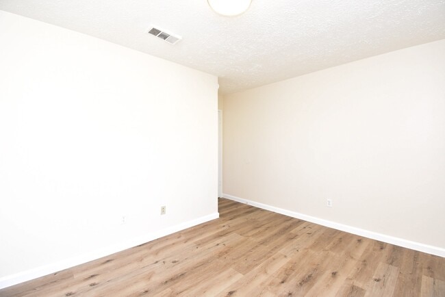 Building Photo - 2835 Pepperwood Dr