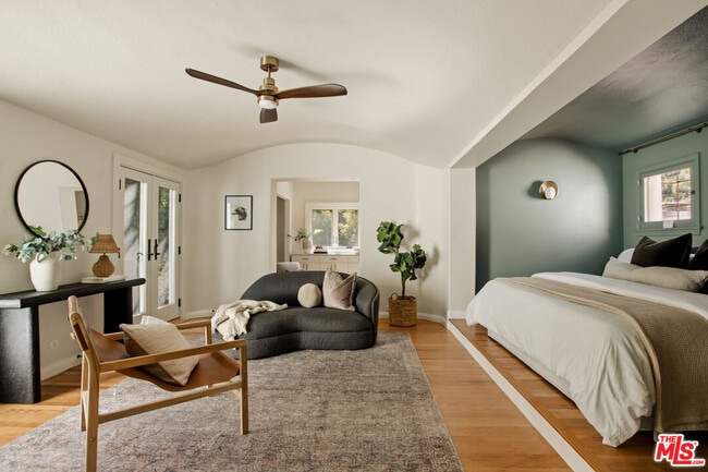 Building Photo - 1518 N Beverly Dr