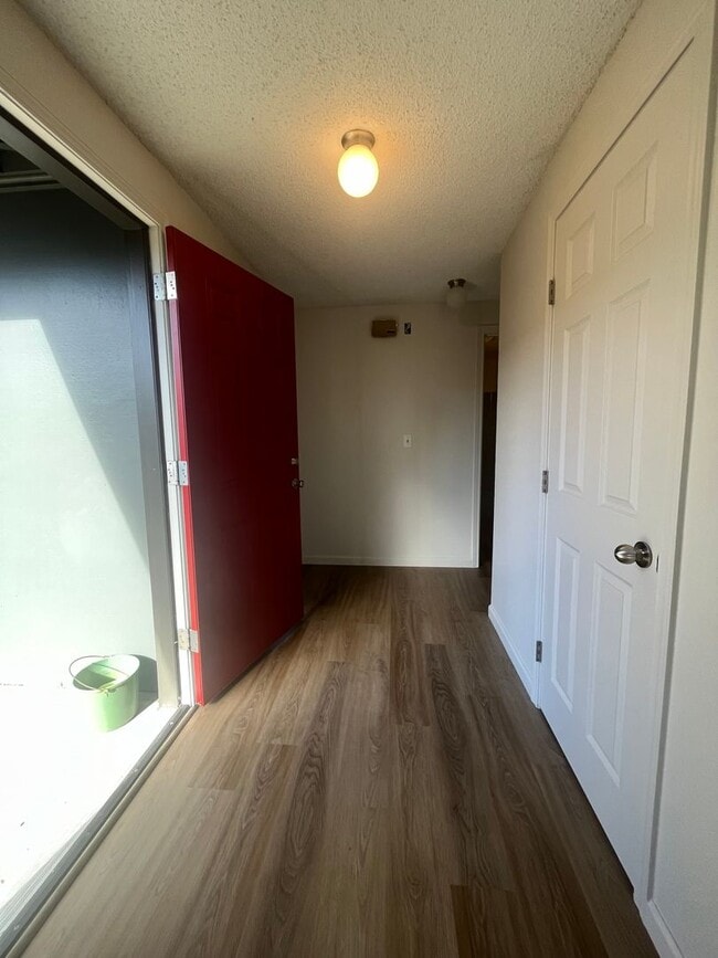 Building Photo - 2-bedroom 1-bathroom duplex