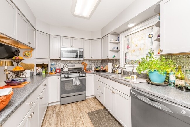 Building Photo - Four Bedroom Home in Portage