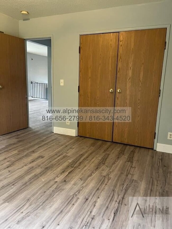Building Photo - Spacious Duplex off Truman Rd