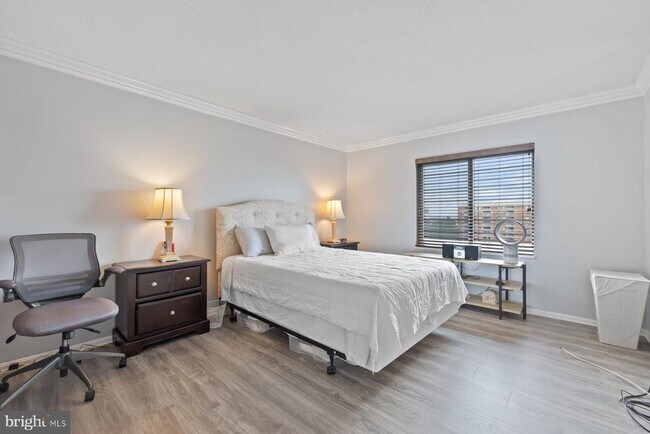 Building Photo - 203 Yoakum Pkwy