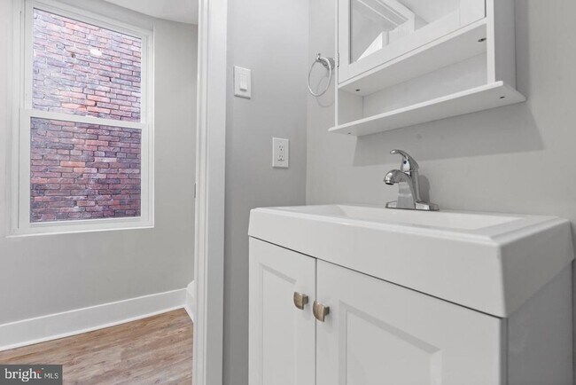 Building Photo - 256 S 11th St