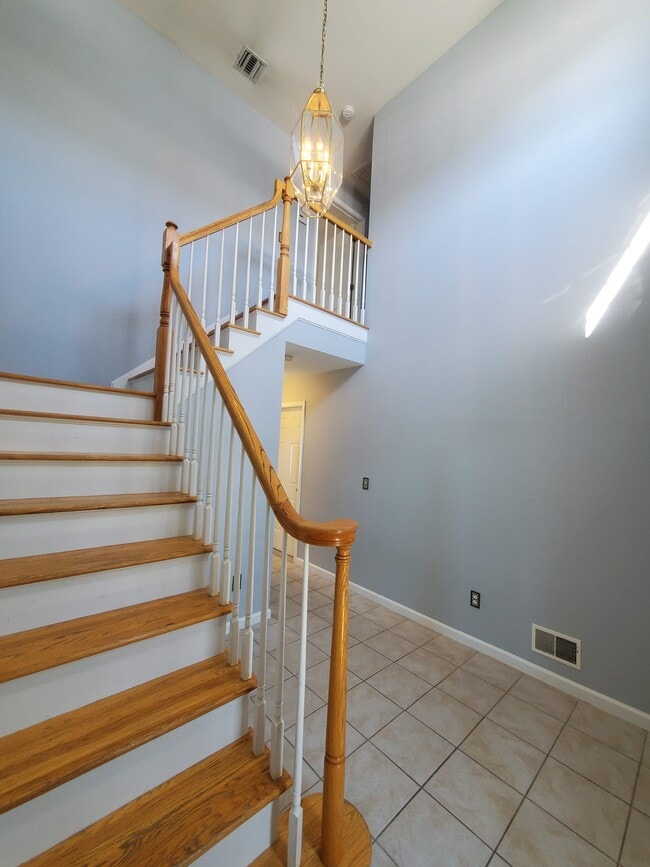 Building Photo - 20 Druid Ln