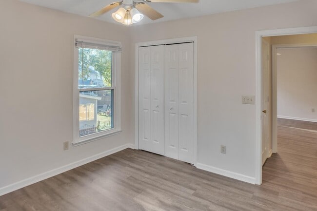Building Photo - 207 Essex Dr