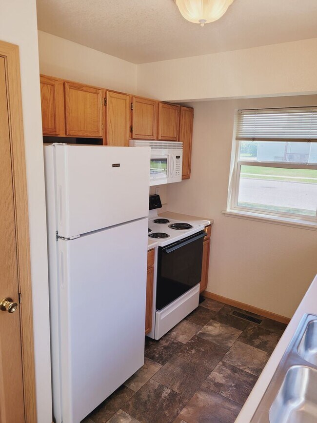 Building Photo - 2451 Daws Dr