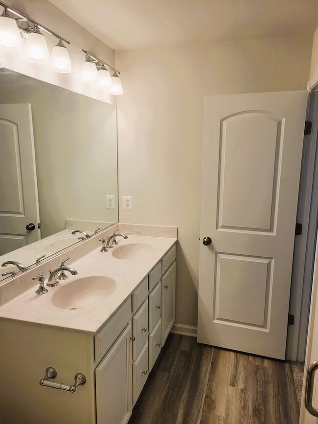 Building Photo - Immaculate 3 bedroom townhouse centrally located in Bon Air