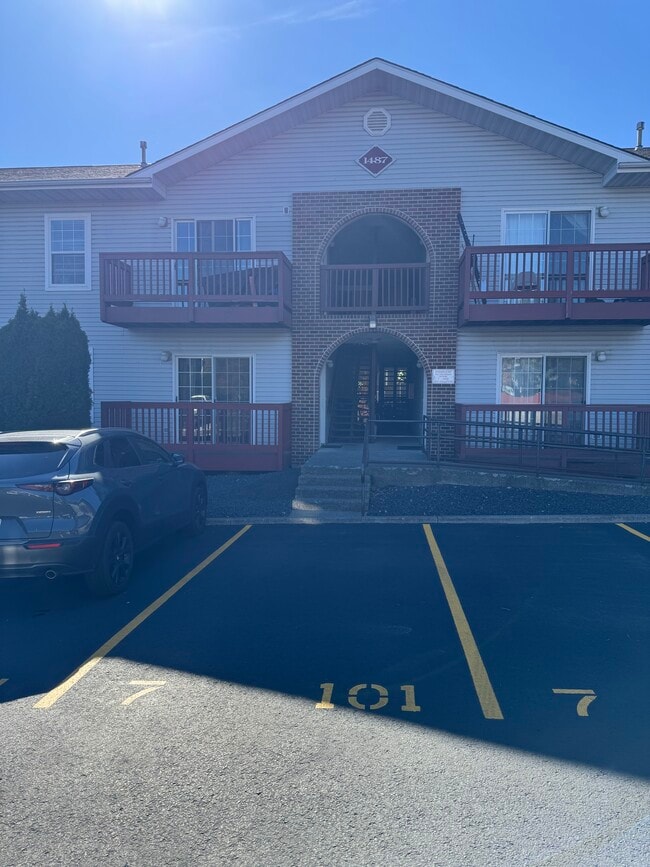 Building Photo - 1487 Northwood Dr