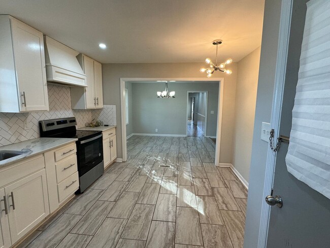 Building Photo - Beautifully Renovated 3-Bedroom Home with ...