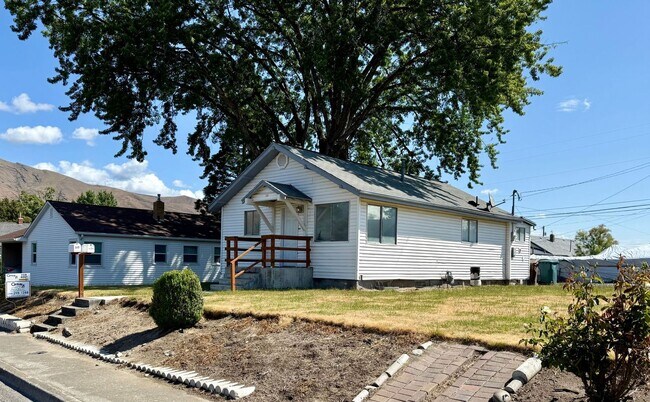 Building Photo - For Rent: 2 Bedroom, 1 Bathroom Home with Garage and Large Yard