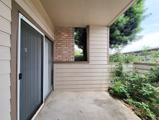 Building Photo - Spacious one of a kind 2 bedroom 2 bath condo in excellent condition. Entire condo has been paint...