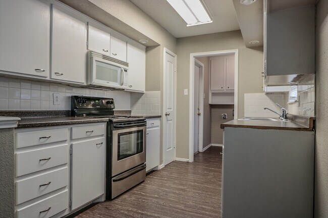 Building Photo - 3 Bedroom 2 Bath Home Ready 7/10!