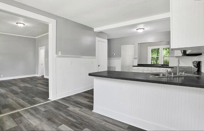 Building Photo - 1633 Phillips Ln
