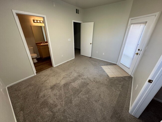 Building Photo - CUTE UPSTAIRS CONDO UNIT , LOCATED IN A GATED COMMUNITY 2 BEDROOM / 2 FULL BATH