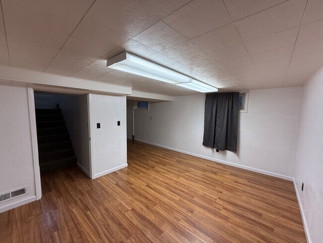 Building Photo - Two bedroom, One bathroom, Pet Friendly Ho...