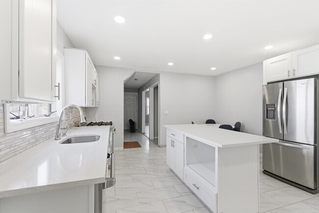 Building Photo - 336 W Palisade Ave