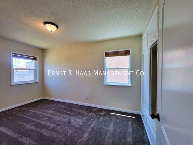 Building Photo - 15132 S Frailey Ave