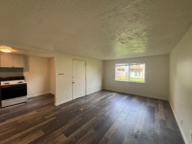 Building Photo - Luradel Duplex