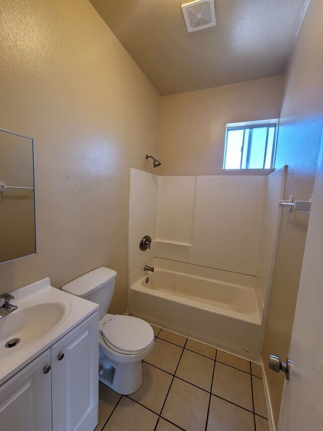 Building Photo - Large 4bd/2bth Unit in Logan Heights with ...