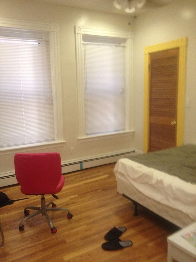 Building Photo - Fort Hill 5 Bed – 1,100 Sq Ft – W/D in Unit – High Ceilings – 9/1