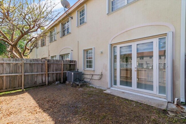 Building Photo - 685 NE 21st Ave