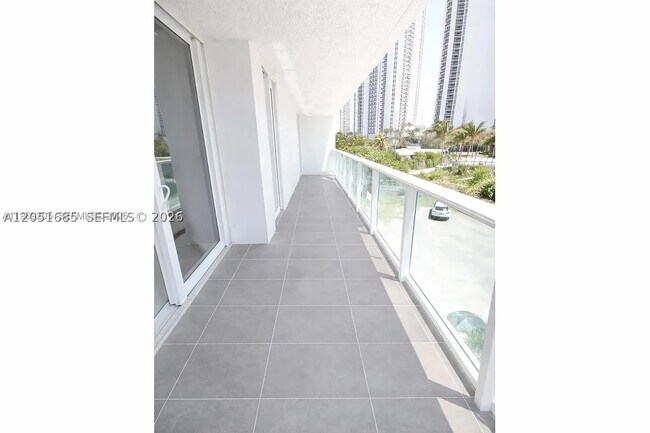 Building Photo - 100 Bayview Dr