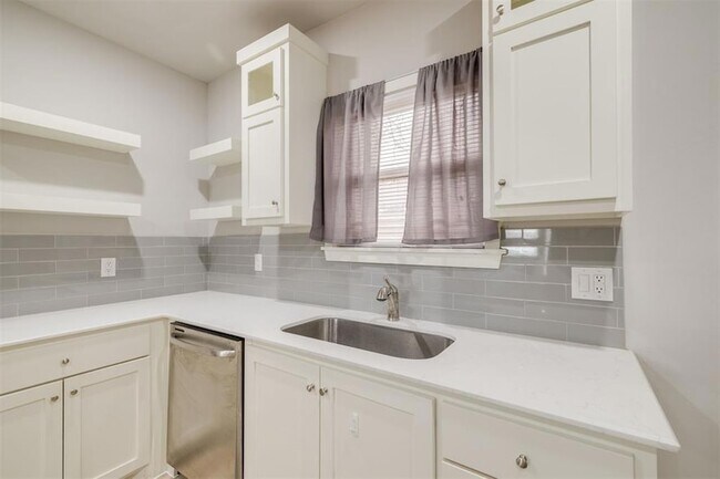 Building Photo - 726 NW 24th St