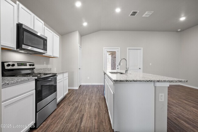 Building Photo - 2031 Kenwood Ave