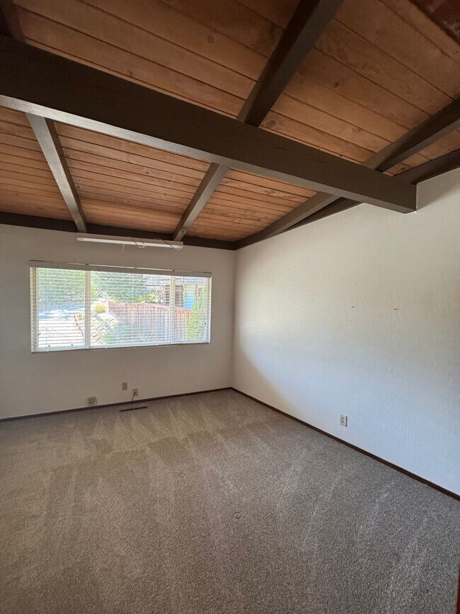 Building Photo - 611 Clubhouse Dr