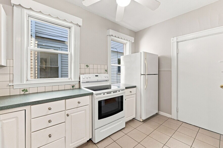 Building Photo - 147 Murdock St