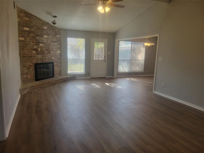 Building Photo - 3046 Mosby Dr