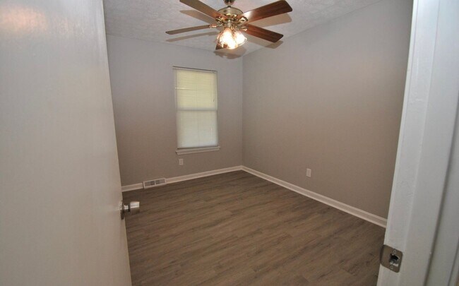 Building Photo - Available 07/27/26 - East Louisville 3 bed, 1.5 bath ranch on corner lot