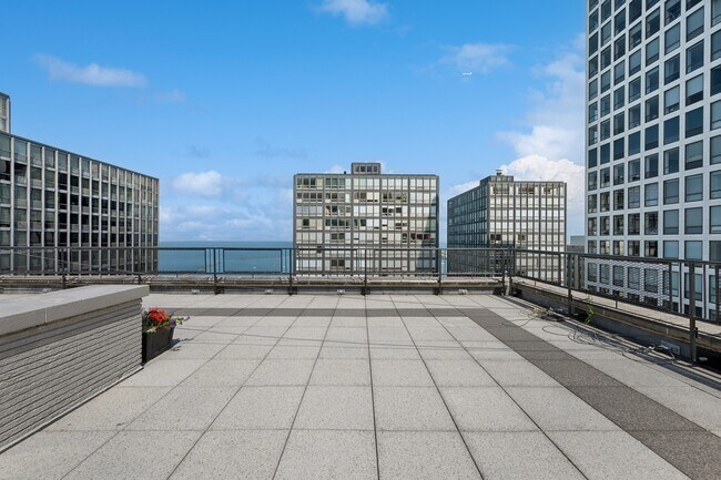 Building Photo - 253 E Delaware Pl