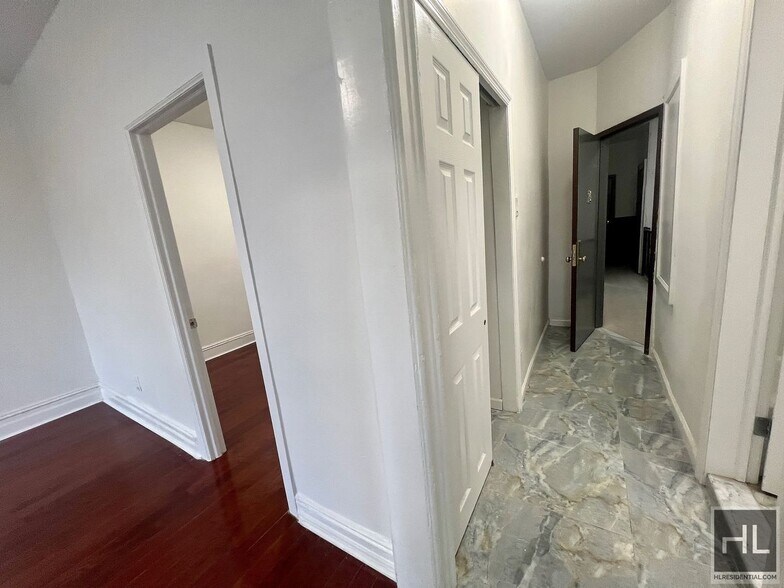 Building Photo - 3BR 1BA 1100sft Floor Through