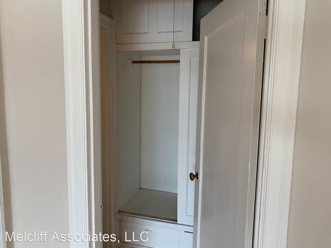 Building Photo - Studio, 1 bath Apartment - 711 SE 11th Ave.