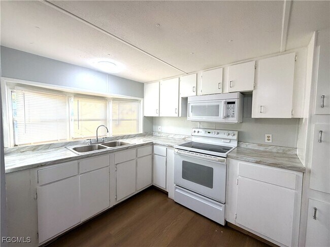 Building Photo - 240 State St