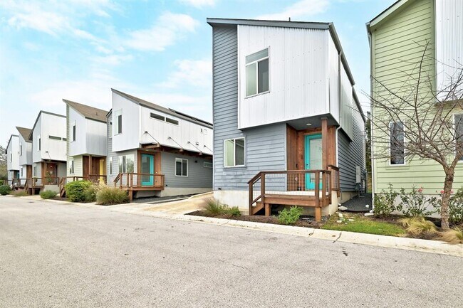 Building Photo - 705 N Bluff Dr