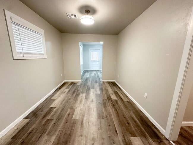 Building Photo - Updated 2 Bed 1 Bath - Large Carport and G...