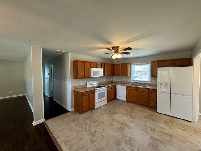 Building Photo - Charming 3-Bedroom Home in Nicholasville, 2 Car Garage! Fenced in Backyard!