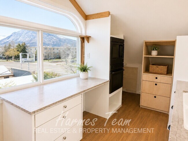 Building Photo - Upper-Level One-of-a-Kind 2 Bedroom 1 Bathroom Apartment