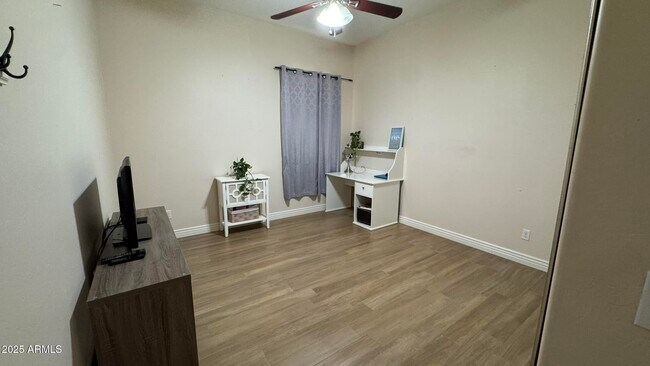 Building Photo - 2531 E Iris Dr