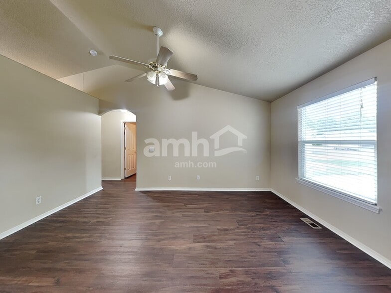Building Photo - 868 Red Fern Dr