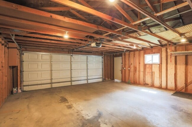 Building Photo - 1254 Dahlia St