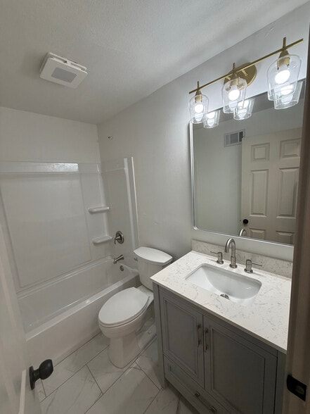 Building Photo - 730 E Shore Dr